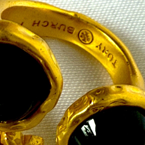 ❌PRIZE DROP ❌NWT TORI BURCH /BLACK ROXANNE LOGO GOLD/BLACK STONE RING. - Picture 4 of 13